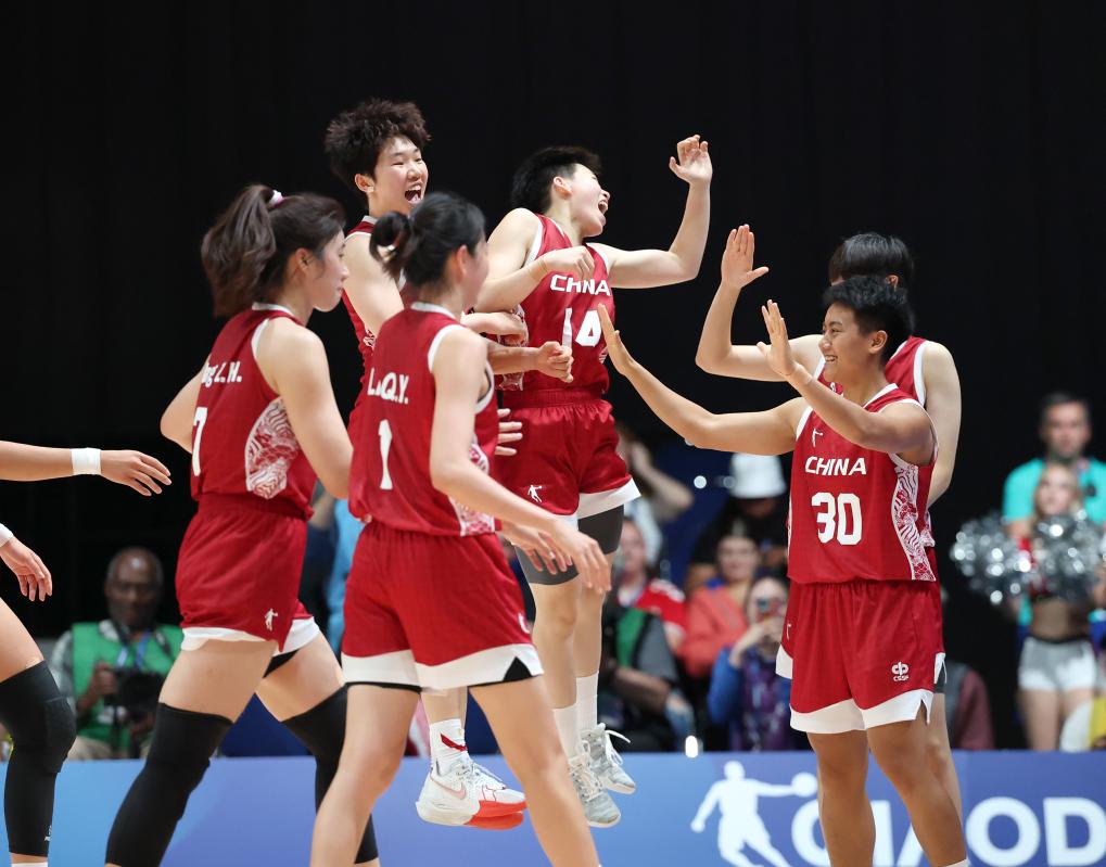 大运会：《歌唱祖国》响彻全场 中国女篮全胜夺冠