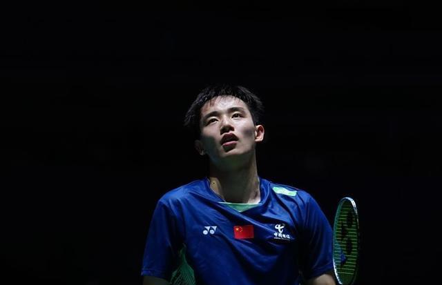 2比0！狂轰21比6！00后国羽天才打疯了！网友：新版林丹强势上位