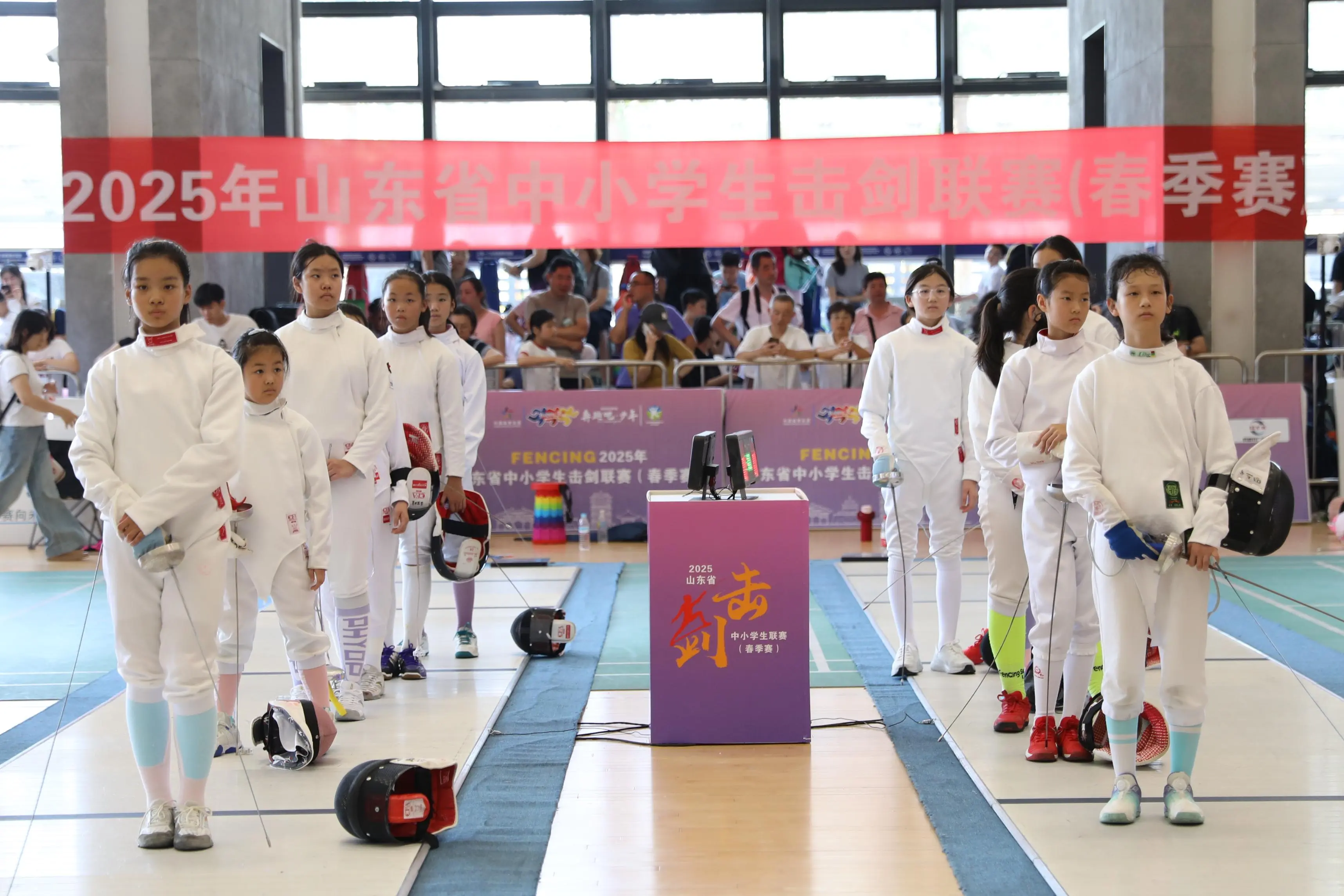 2025年山东省中小学生击剑联赛(春季赛)闪亮开赛 泉城上演“格斗中的芭蕾”