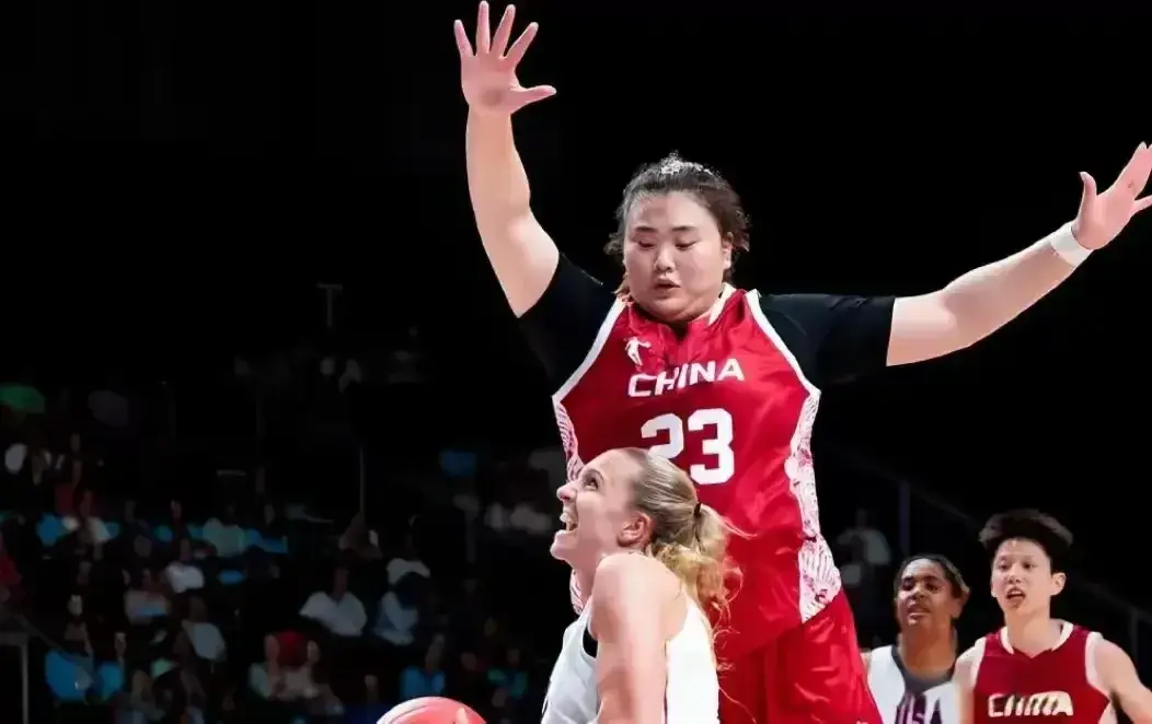 刘禹彤哭了！中国女篮81-69美国夺取第一，赢球后围成一起庆祝