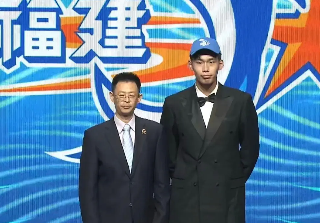 2025CBA选秀大会：“小周琦”杨曦皓状元及第 广西球王庞峥麟探花