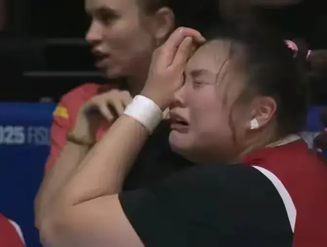 刘禹彤哭了！中国女篮81-69美国夺取第一，赢球后围成一起庆祝