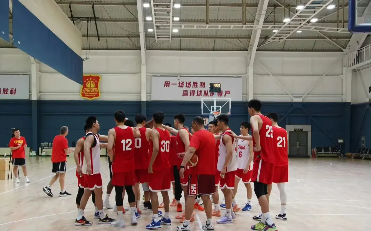 中国男篮集训成员调整，2人离队还剩15人，距离最终大名单很近了