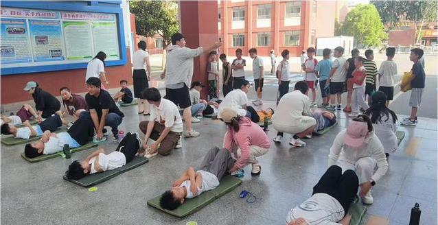 烈日下孩子挥汗冲刺，体能测评揭秘成长密码，成绩单会说啥？