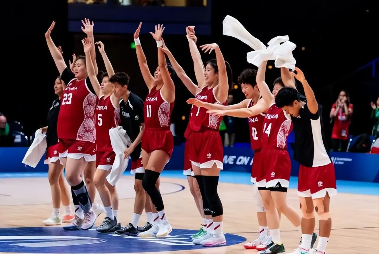 中国女篮夺得大运会冠军！李笋南指挥有方，球迷：让他取代宫鲁鸣