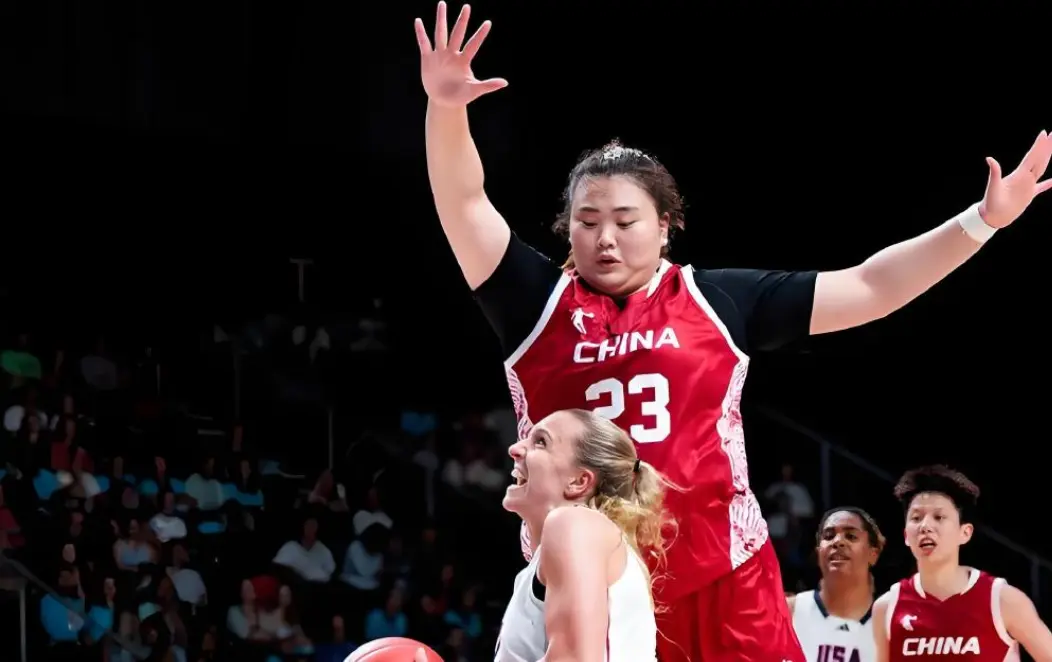 女篮世大运逆转美国夺冠！中国队登顶世界第一：刘禹彤忍不住哭了！