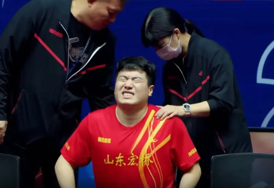 突发！国乒世界冠军受伤表情痛苦，梁靖崑无奈暂退乒超联赛战斗