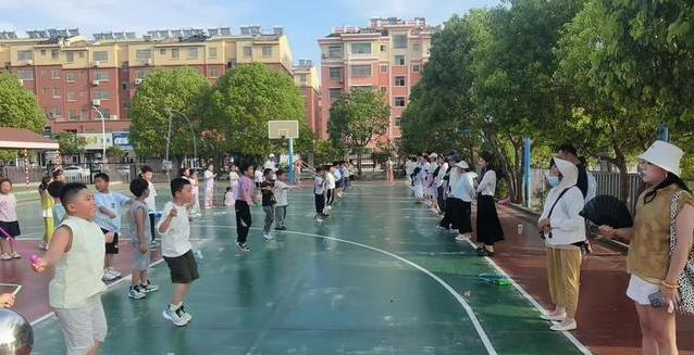 烈日下操场热翻天，孩子们体能大考拼尽全力，成绩单藏着啥秘密？