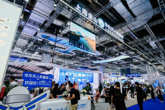 近300家全球头部企业齐聚，蓝鲸全国记者团探营2025低空经济国际博览会