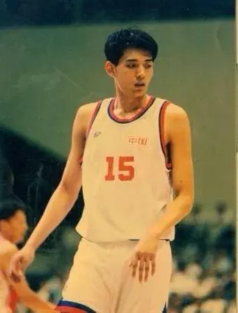 20岁的王俊杰 20岁的巩晓彬 20岁的易建联，谁能力更强？对比是差距