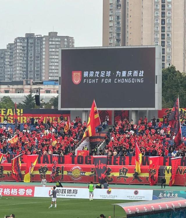 客场大溃败，主帅要下课！重庆足球危急时刻，明年还能踢中超吗？