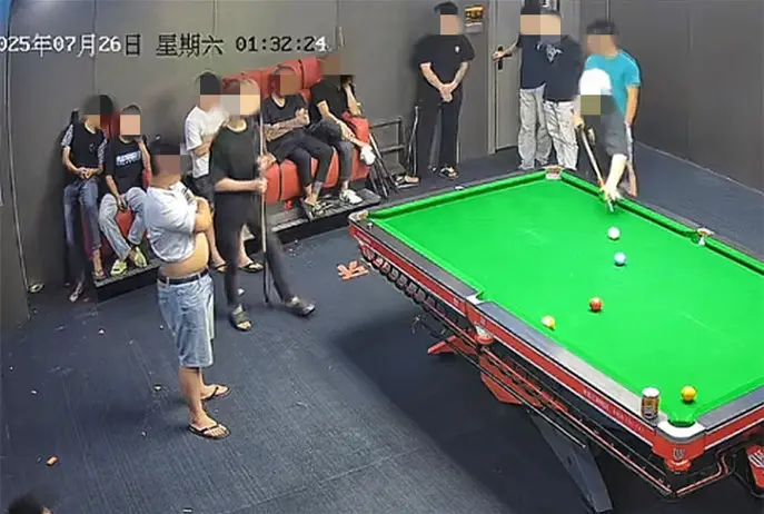 10多个小伙打1桌台球，趁老板没注意全跑了，被调侃兜里凑不出100