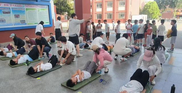 烈日下操场热翻天，孩子们体能大考拼尽全力，成绩单藏着啥秘密？