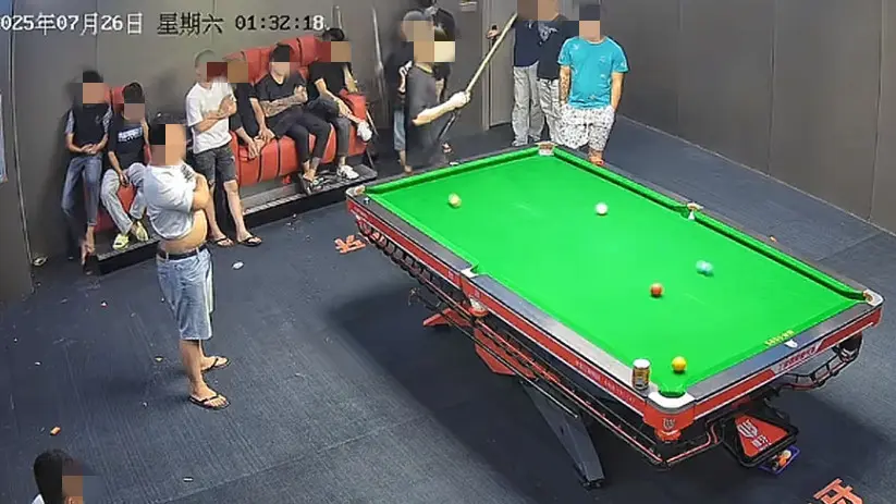 10多个小伙打1桌台球，趁老板没注意全跑了，被调侃兜里凑不出100