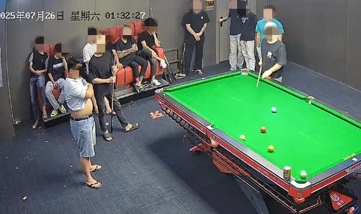 10多个小伙打1桌台球，趁老板没注意全跑了，被调侃兜里凑不出100