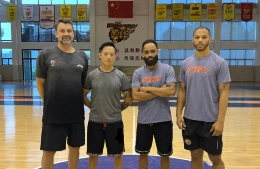 广东队2换1交易完成，助教伊戈尔离队；多队争抢山西大外援法耶