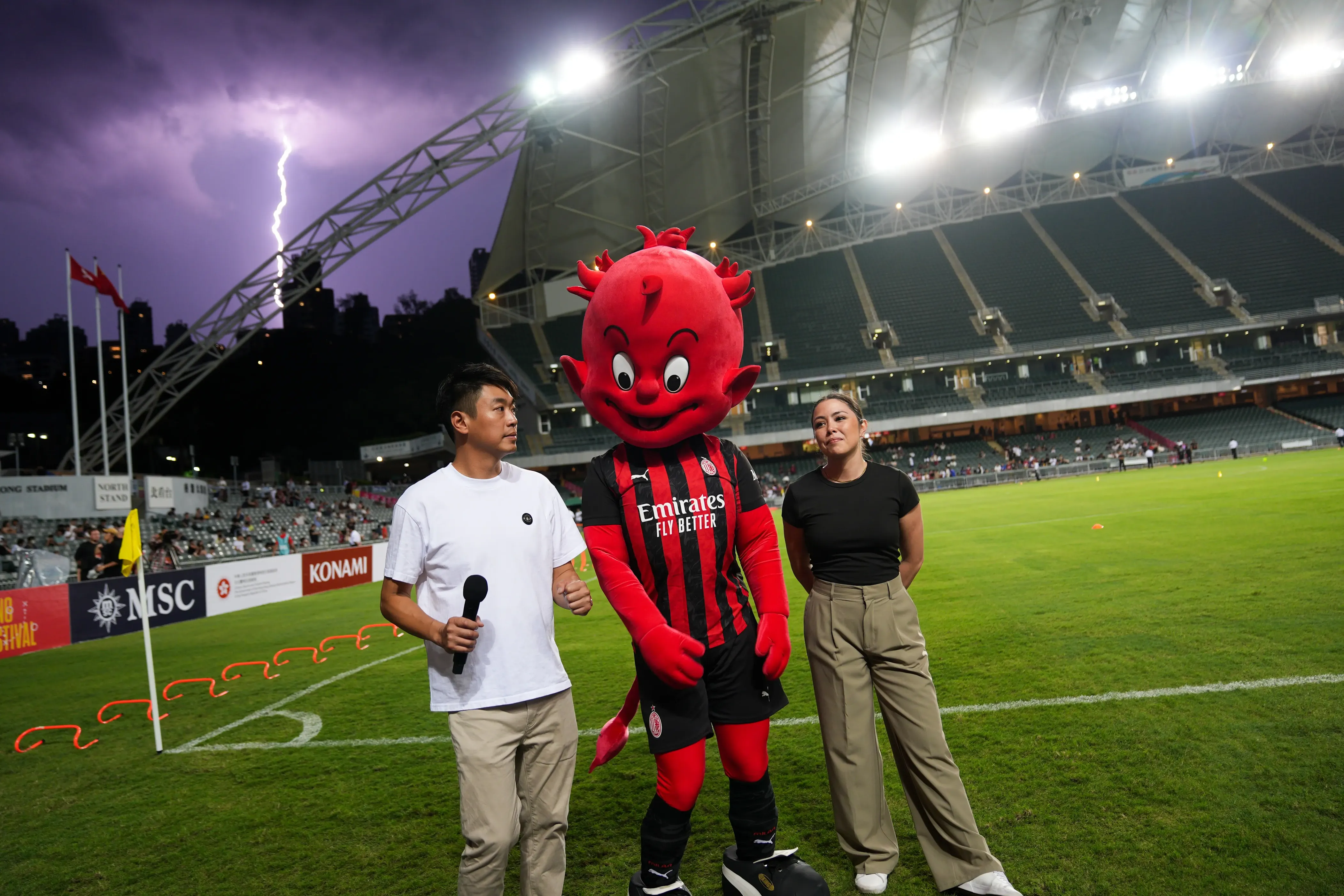 暴雨难挡激情！AC米兰昨夜雷雨中备赛展职业风采 香港足球盛会2025揭幕战今晚准时上演