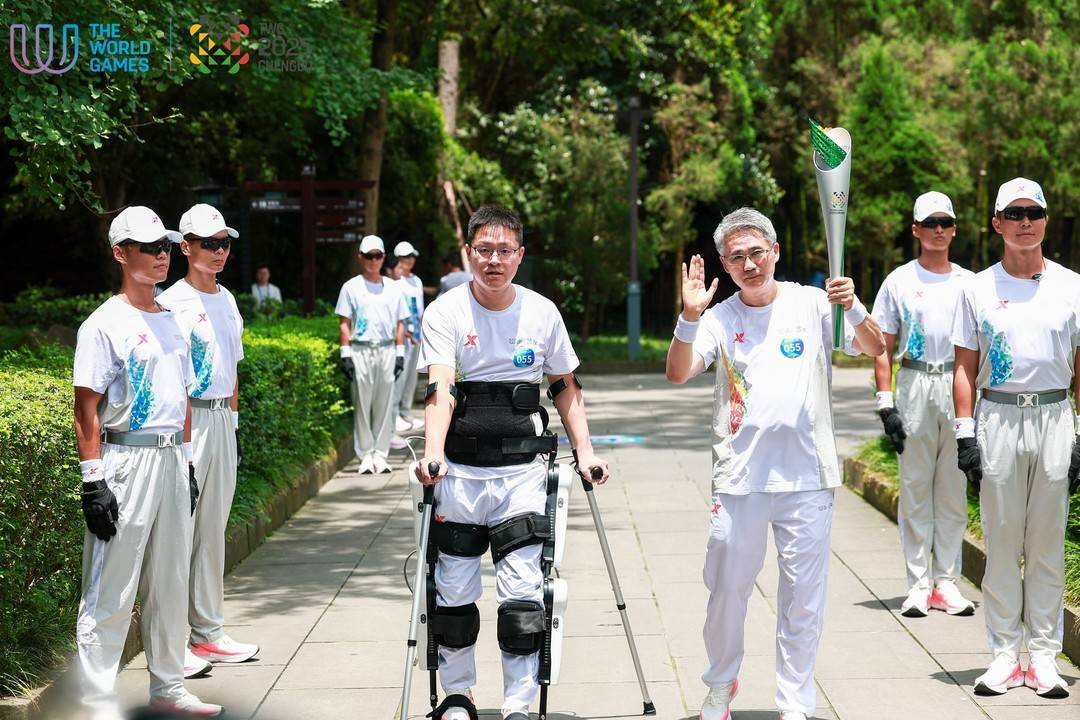 世运会火炬手林寒：身穿“外骨骼机器人”完成接力