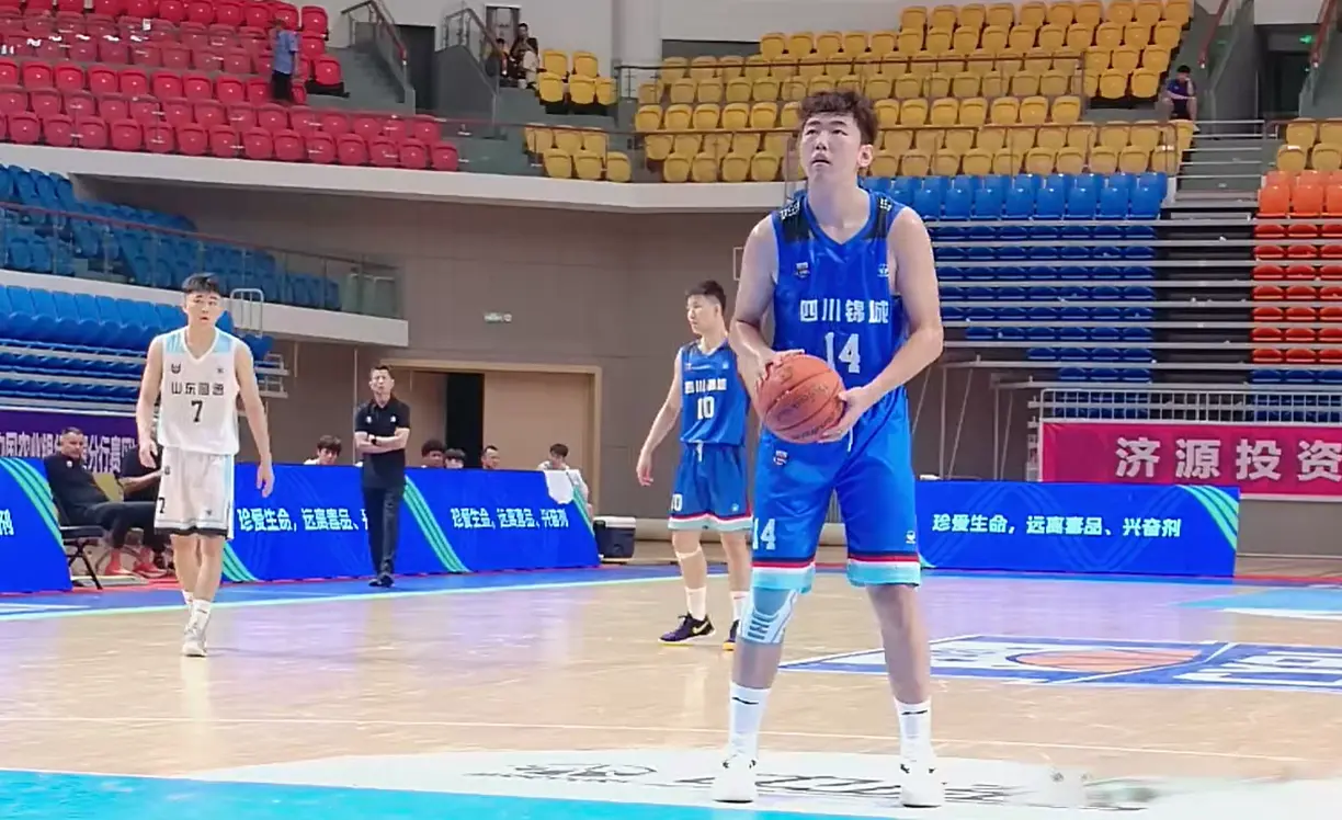 不易！山东男篮终于赢了，加时苦战3分险胜，彭泓森伤退 袁帅20+8