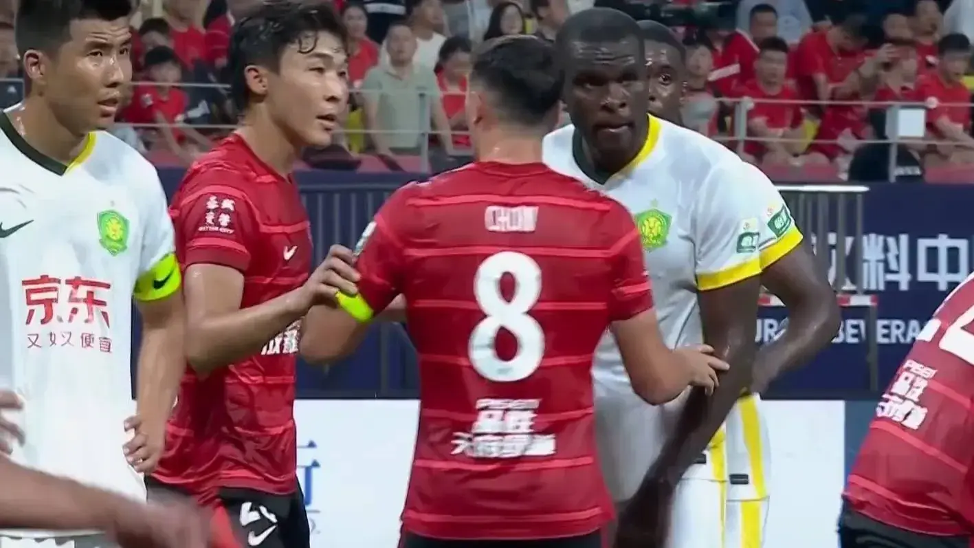 一场2-0，让中超争冠又乱了，蓉城力克国安，申花成为最大赢家！