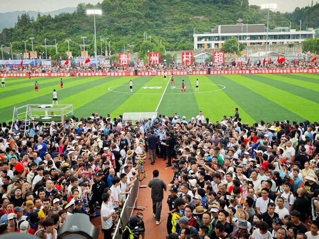 榕江“村超”重启：看台一座难求，足坛巨星巴乔空降现场