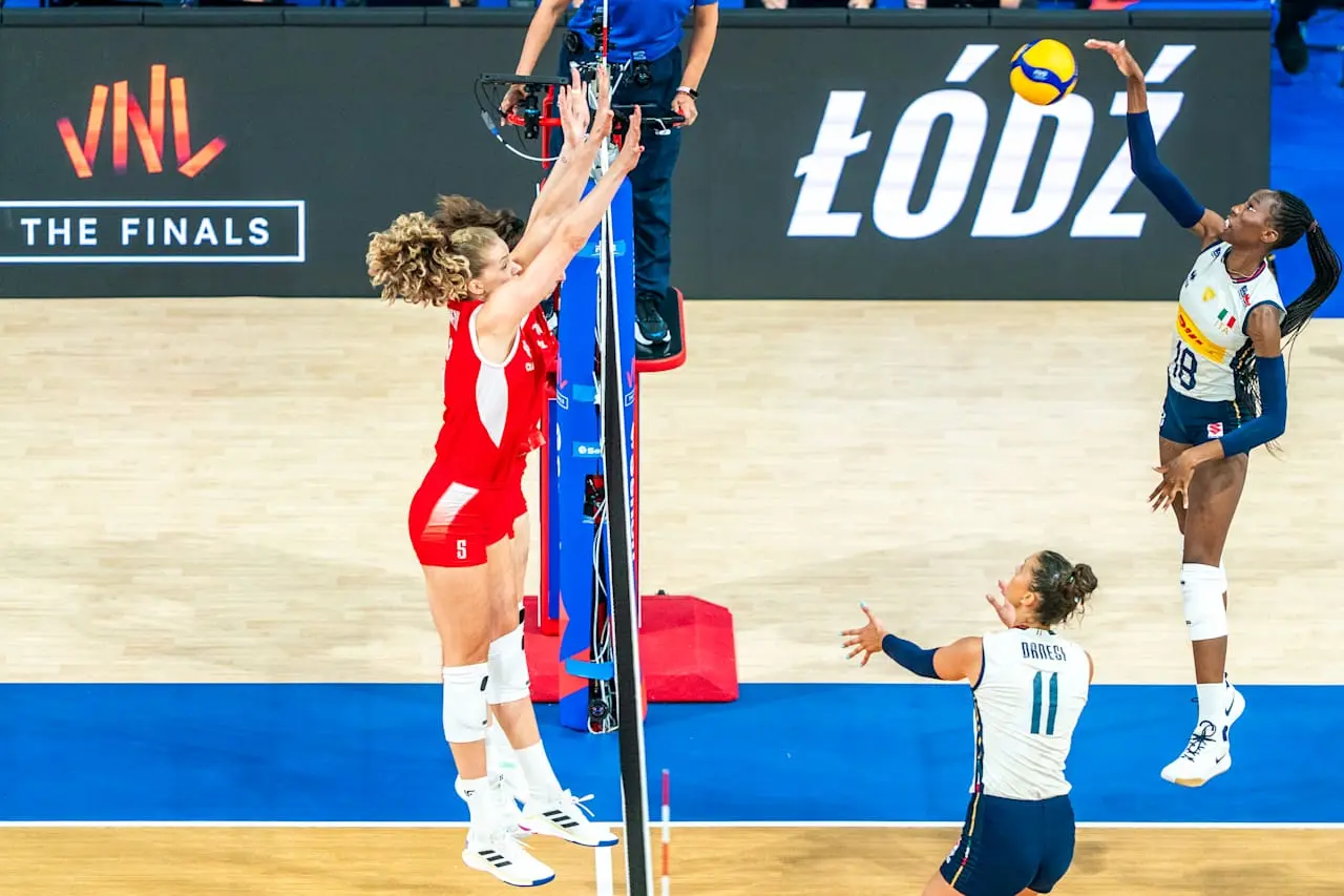 3-0！世界第一打疯了，意大利女排横扫东道主，单局没输超过20分