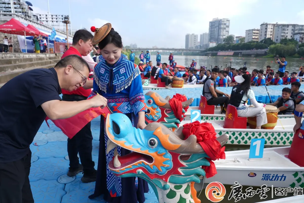 广西水上龙舟公开赛（环江站）激情开赛