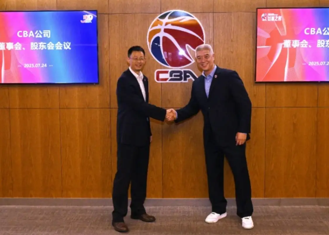 太业余！CBA新董事长上任就在选秀大会念错榜眼名字，跟肖华差远了