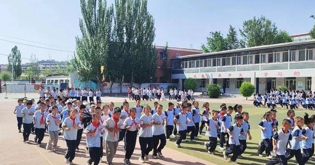课间十分钟全校动起来，操场变“运动超市”，孩子却更专注？