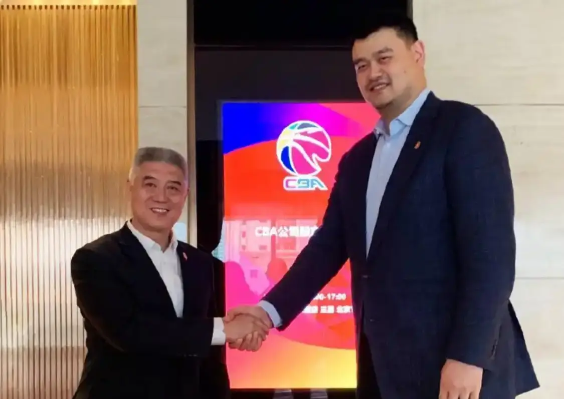 太业余！CBA新董事长上任就在选秀大会念错榜眼名字，跟肖华差远了