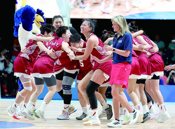 中国女篮成功卫冕 射箭反曲弓混团中国组合摘金