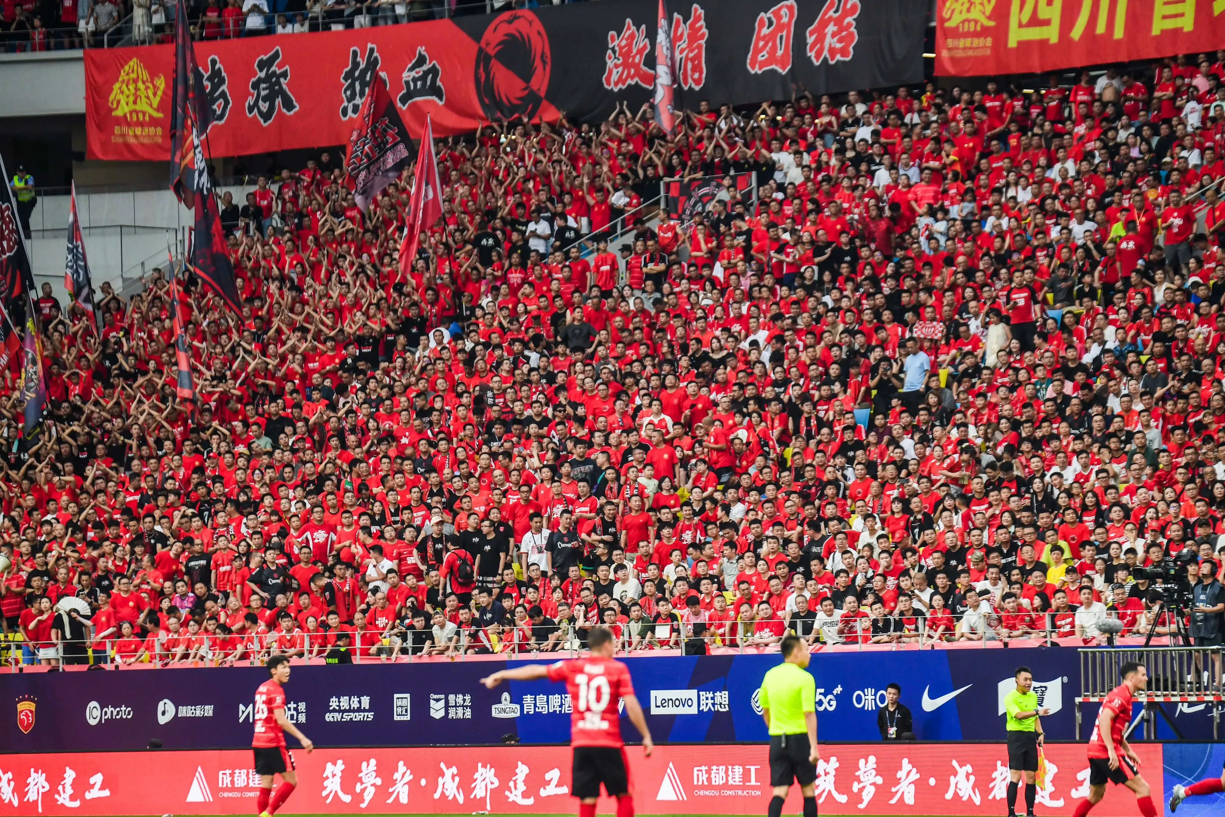 蓉城2:0完胜国安 文明观赛风涌凤凰山