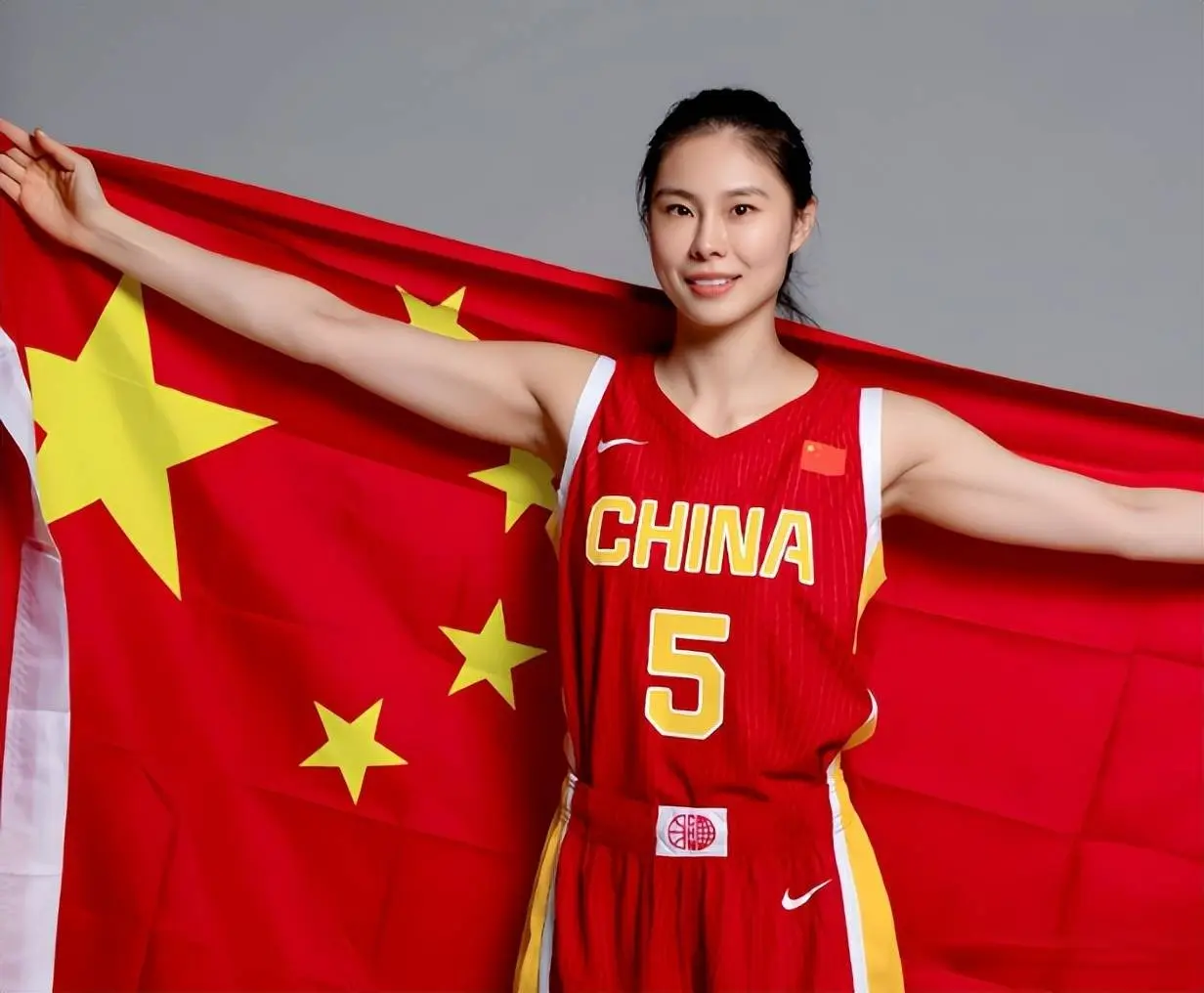 12万奖金全捐!亚洲杯后女篮国手奖金清零，宫鲁鸣能办到吗？
