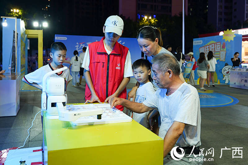 市民与机器人下棋。人民网 梁章晖摄