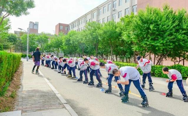 课间十分钟全校动起来，操场变“运动超市”，孩子却更专注？