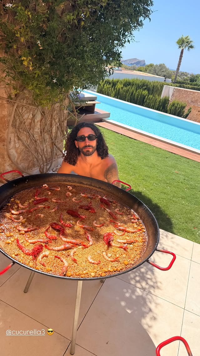 恩佐Ins晒度假日常，库库雷利亚与一锅超大的海鲜饭出镜🦐