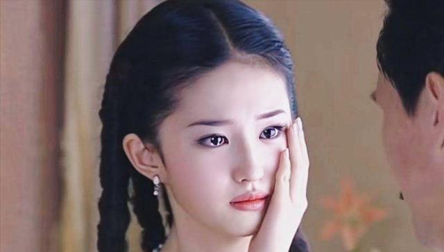 15岁刘亦菲爆红却遭质疑，七年封存剧集引热议，她为何选择沉默？