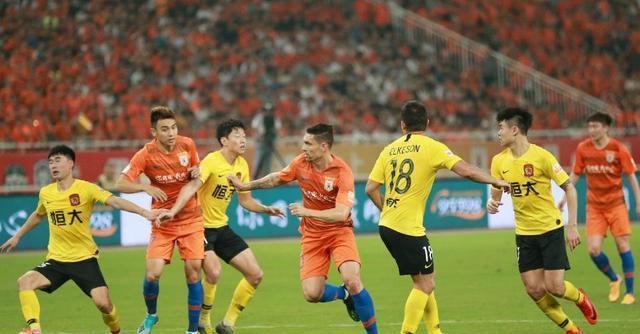 前国安锋霸加盟泰山后被弃用，至今未代表球队出战，引发热议
