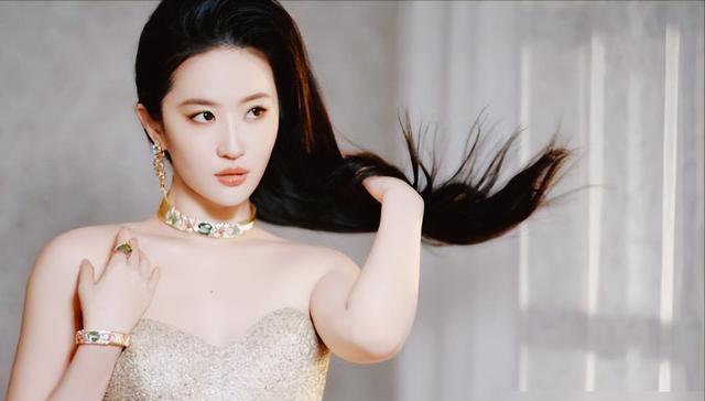 15岁刘亦菲爆红却遭质疑，七年封存剧集引热议，她为何选择沉默？