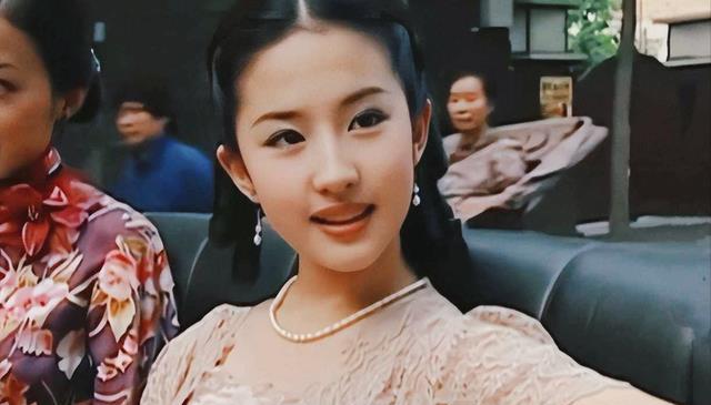 15岁刘亦菲爆红却遭质疑，七年封存剧集引热议，她为何选择沉默？