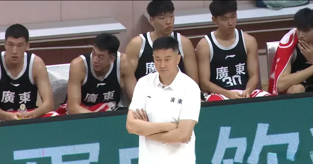 杜锋这是在干啥？热身赛不去打磨有天赋的球员，而在操练大番薯