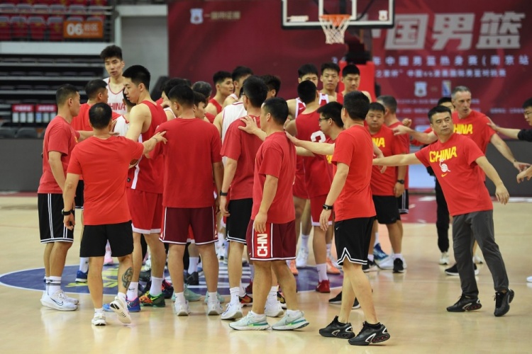 🏀热身赛-廖三宁13+6 中国男篮三分25投12中轻取波黑