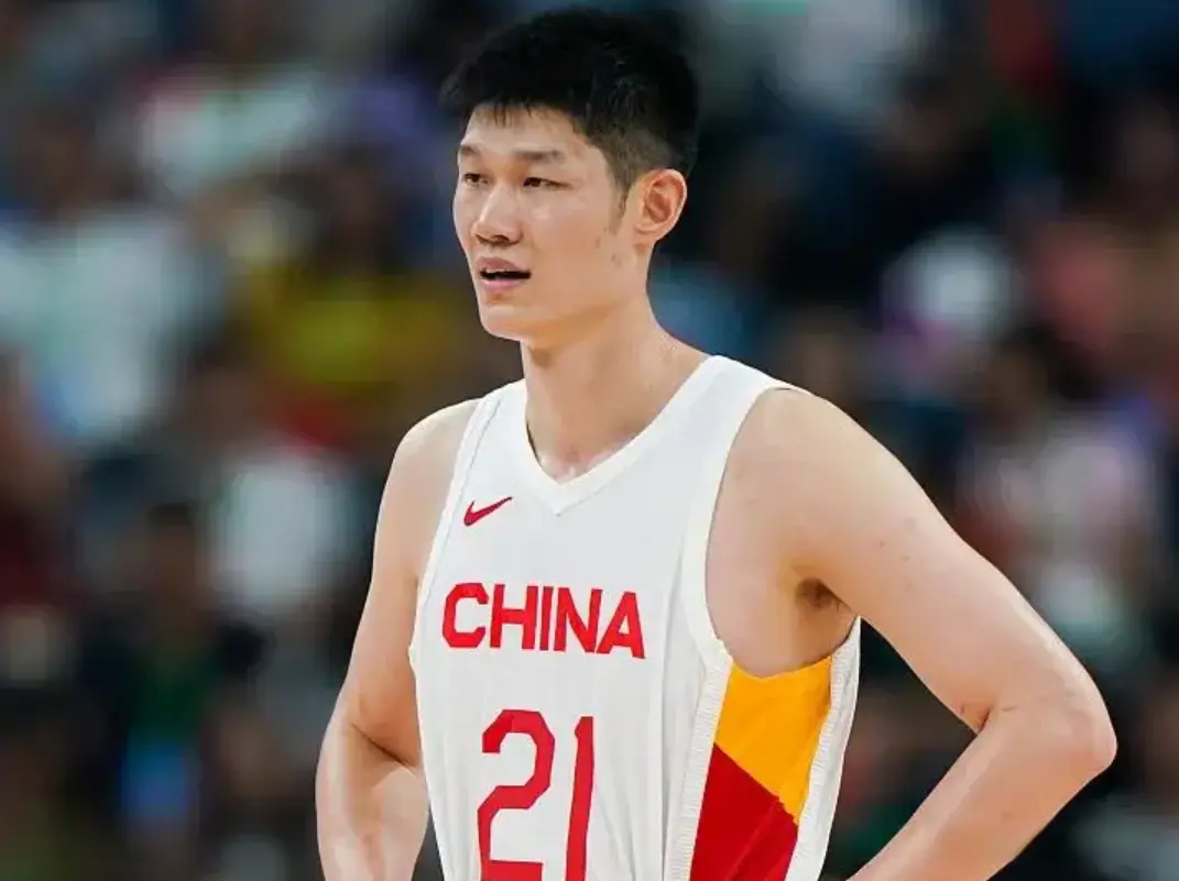 男篮半场险胜波黑！多人发挥，胡明轩赵睿打铁，失误太多了！