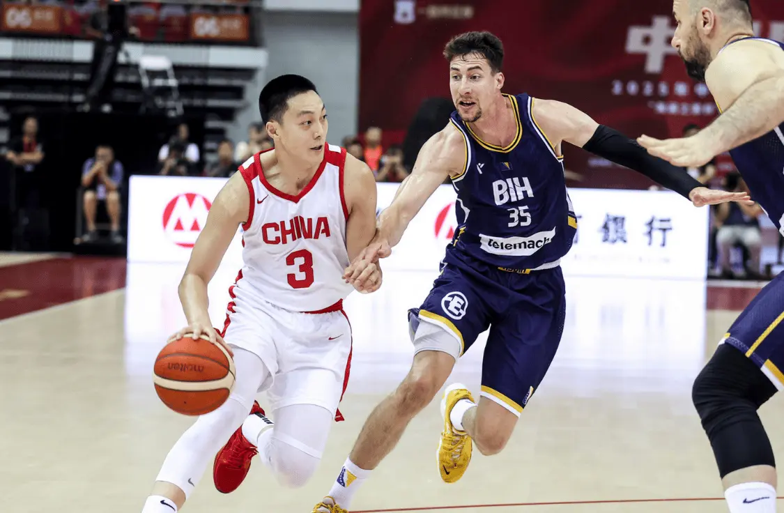 8中1！前男篮队长亲手把国家队位置打没了，球迷：一拿球脑子就宕机