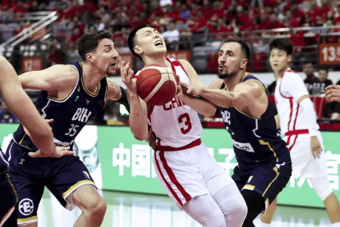 8中1！前男篮队长亲手把国家队位置打没了，球迷：一拿球脑子就宕机