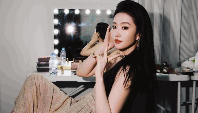 15岁刘亦菲爆红却遭质疑，七年封存剧集引热议，她为何选择沉默？