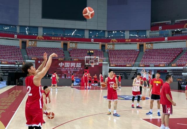 中国男篮战波黑大名单公布，徐杰再次坐上观众席，被高诗岩取代！