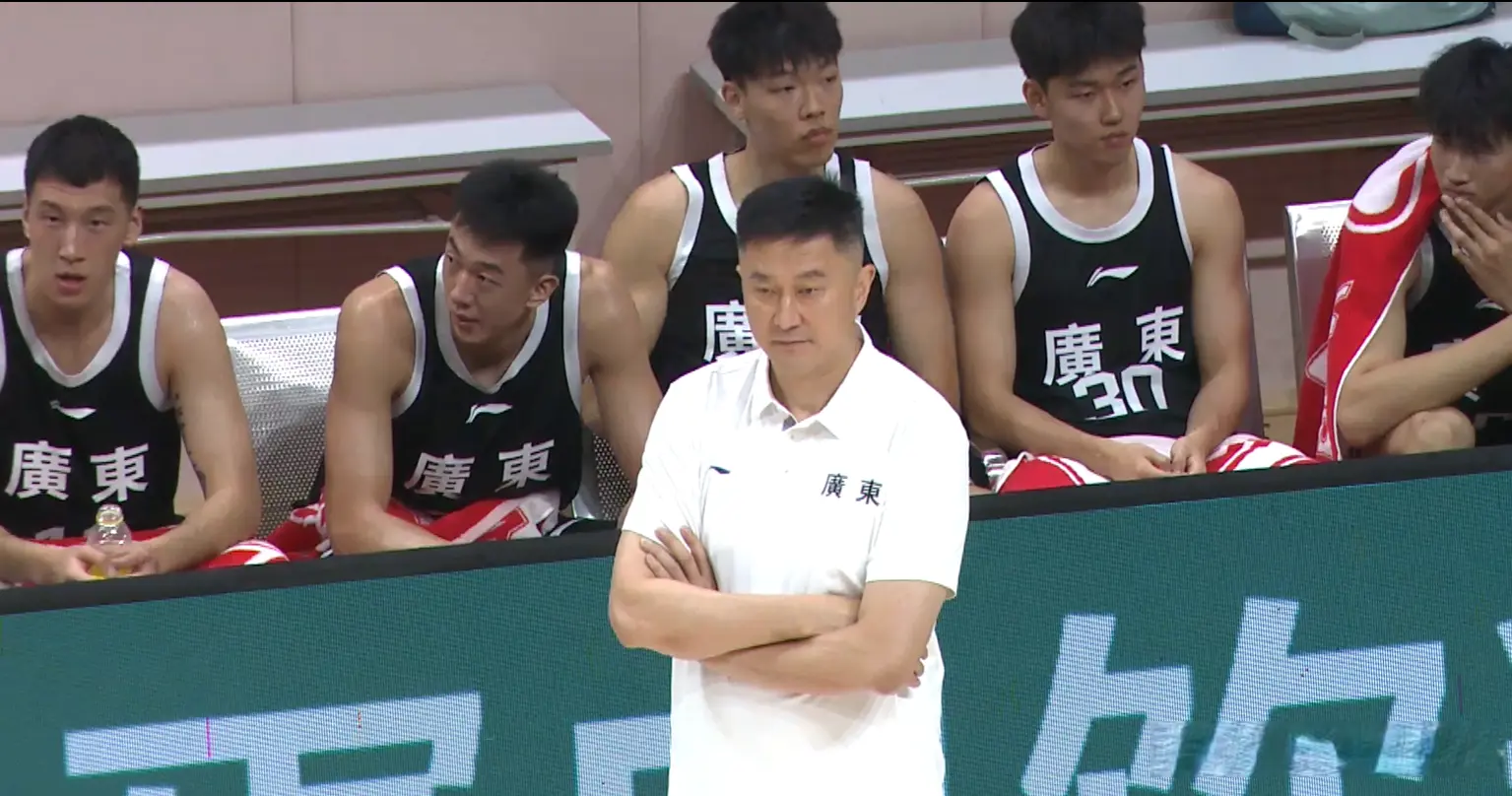狂输24分！广东男篮2连败，杜锋无奈，朱芳雨黑脸 王浩然空砍22分