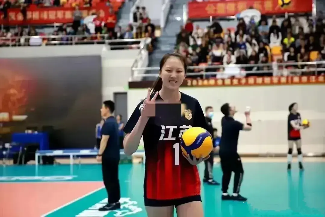 中国女排又有变动，两朵金花离队，袁心玥师妹来袭，赵勇迎新难题