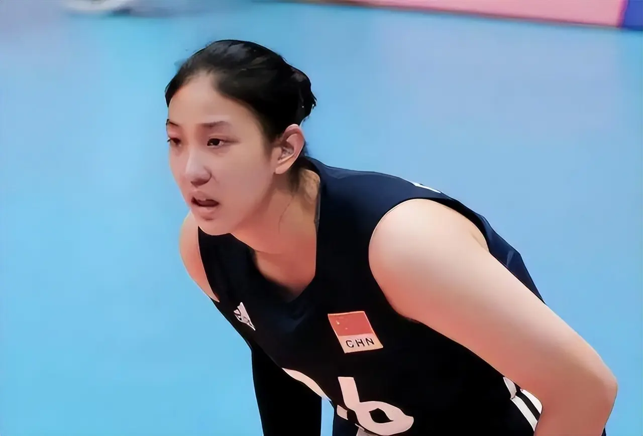 中国女排又有变动，两朵金花离队，袁心玥师妹来袭，赵勇迎新难题